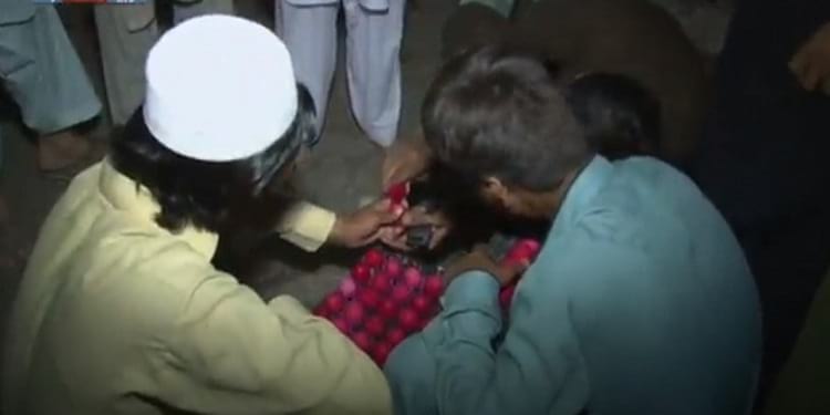شبان من مدينة بيشاور يتسابقون في مباريات كسر البيض المسلوق