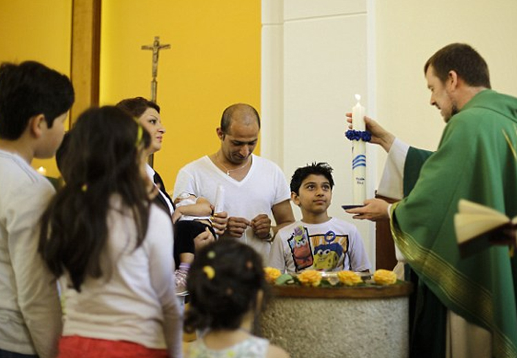 ينتهز بعضُ الإيرانيين العطل في الغرب، ليتمّ تعميدهم في الكنيسة الإنجيلية