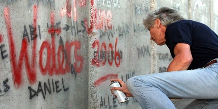روجر ووترز يشارك بكتابة شعارات مناهضة للاحتلال على الجدار العازل في الضفة الغربية
