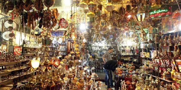 محلّ لبيع الفوانيس الرمضانية في سوق خان الخليلي بالقاهرة (أرشيفية)
