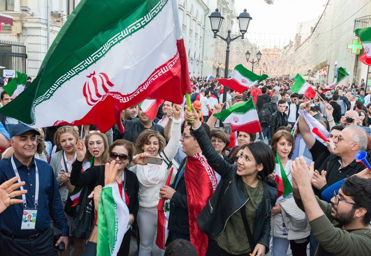 غالباً ما يؤيد الإيرانيون رجالاً ونساء مطالب الحركة النسوية