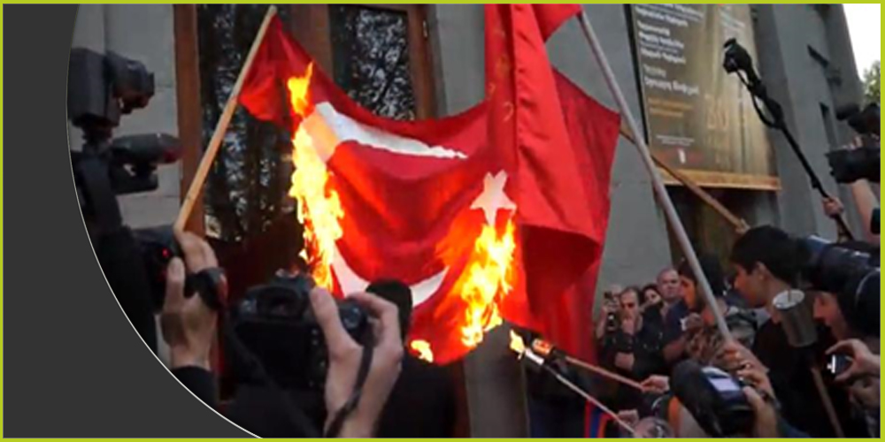 متظاهرون أرمن يحرقون العلم التركي احتجاجاً على استمرار الإنكار التركي للإبادة العثمانية بحق الأرمن
