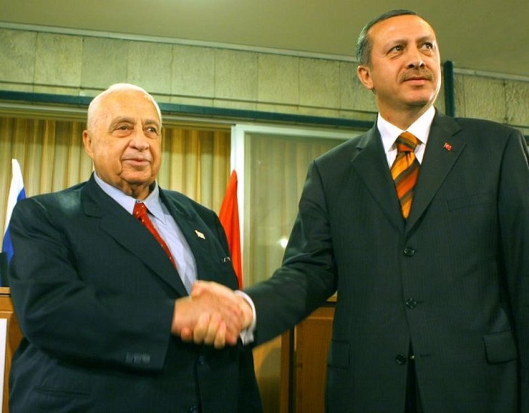 أردوغان مع رئيس الوزراء الإسرائيلي الأسبق أريئيل شارون