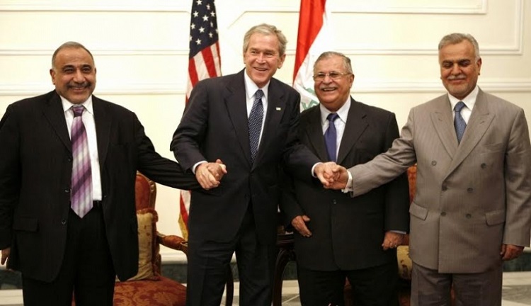 الإخواني طارق الهاشمي مع الرئيس الأمريكي الأسبق بوش والقياديين العراقيين جلال الطالباني وعادل عبدالمهدي