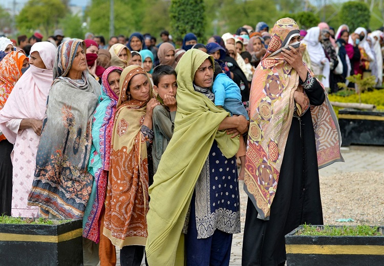 اصطف الناس في طابور لجمع أكياس الطحين المجانية من نقطة توزيع حكومية في 31 مارس حيث أدى تبرع بالصدقات في رمضان إلى تدافع في العاصمة الباكستانية