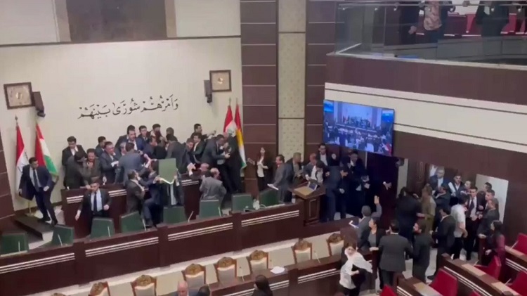 جانب من العراك الذي نشب بين نواب كتلتي بارزاني وطالباني في برلمان إقليم كردستان العراق