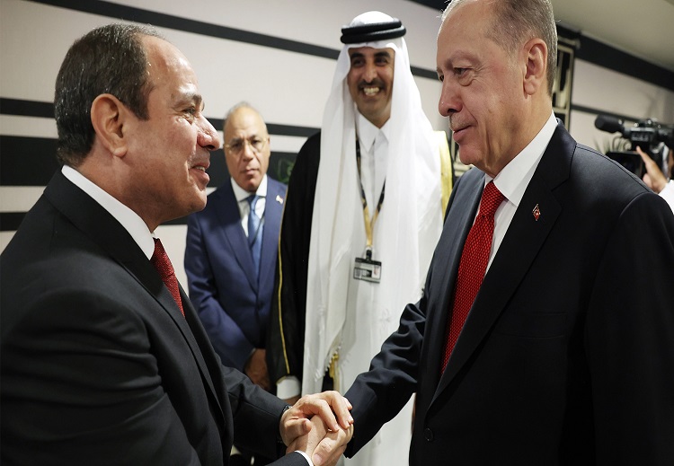 بعد أعوام من التوتر بين البلدين، صافح أردوغان الرئيس المصري عبد الفتاح السيسي في قطر الأسبوع الماضي