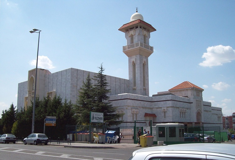 يهيمن الإخوان على ثلاثة مساجد: مسجد تيخوانا ومسجد عمر ومسجد النور في روساريتو الذي افتتح نهاية العام 2011