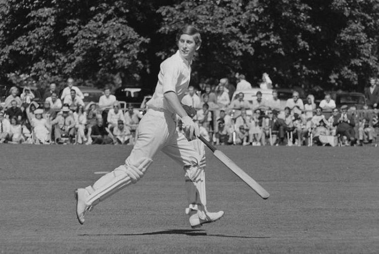 تشارلز يلعب الكريكيت في عام 1968