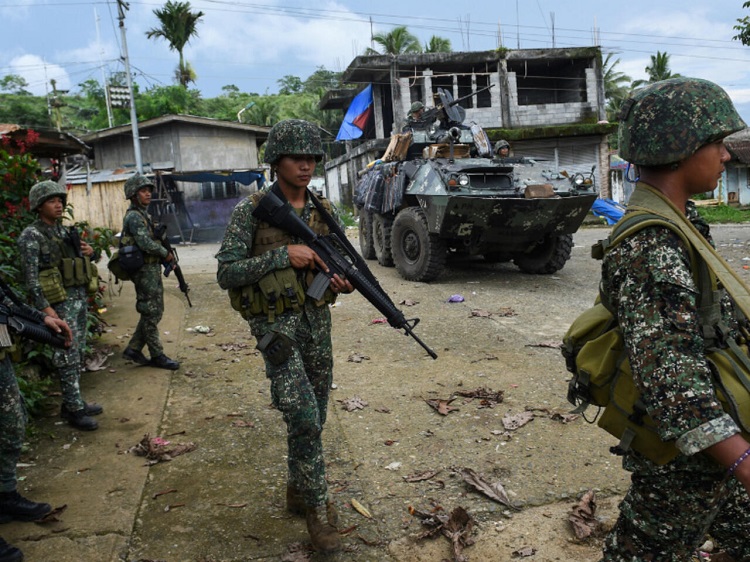 ربط الجيش الفلبيني بين تنظيم الدولة الإسلاميّة، والانفجارات التي جرت في مدينتي تاكورونغ، وكورونادال، يوم 26 أيّار (مايو) الماضي