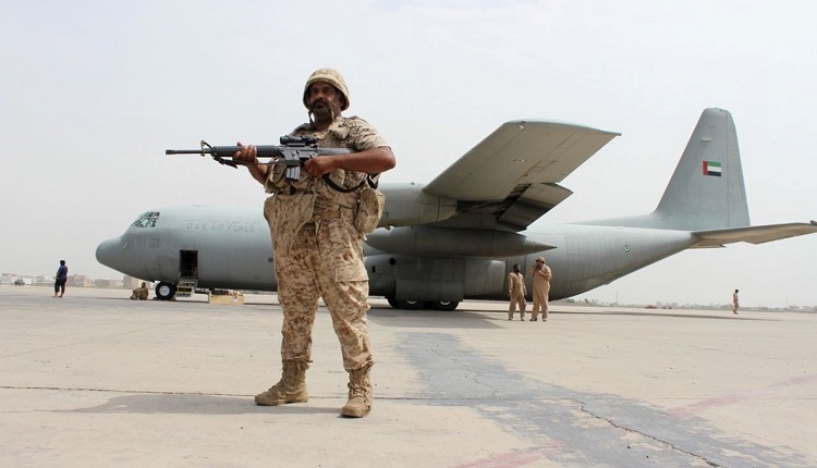 جندي إماراتي في مطار عدن عام 2015