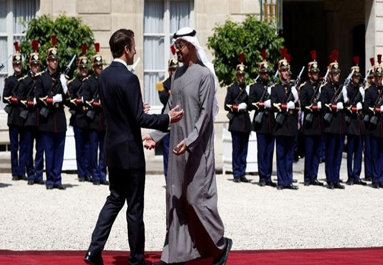 وصل الرئيس الإماراتي الشيخ محمد بن زايد آل نهيان اليوم الإثنين إلى العاصمة الفرنسية باريس في أول زيارة رسمية لدولة أوروبية منذ توليه منصبه