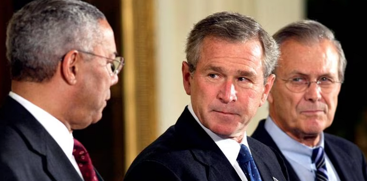 الرئيس جورج دبليو بوش ووزير الخارجية الأمريكي كولن باول ووزير الدفاع دونالد رامسفيلد في 2003