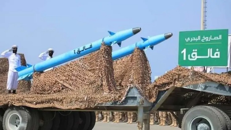 من بين الأسلحة المستعرضة صواريخ (بر - بحر) تحمل اسم فالق - 1