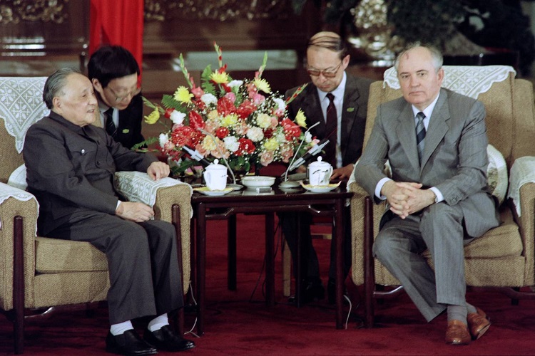 ميخائيل غورباتشوف مع دنغ شياو بينغ، الزعيم الصيني الأعلى، في بكين عام 1989