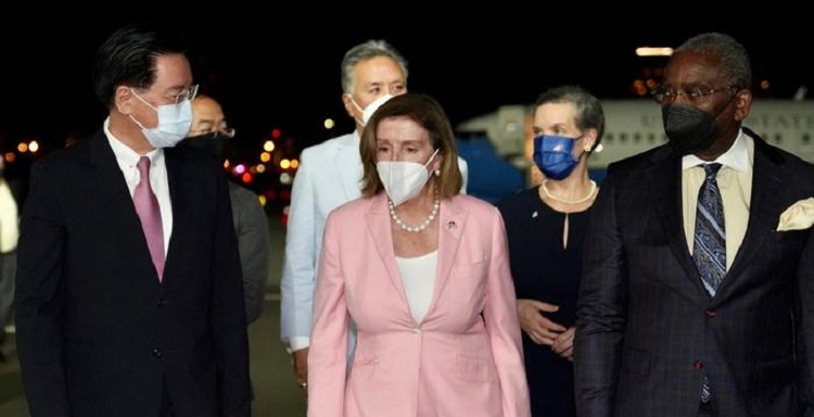 تجاهلت رئيسة مجلس النواب الأمريكي نانسي بيلوسي، تحذيرات الصين وتهديداتها ووصلت إلى تايوان في إطار جولتها الآسيوية