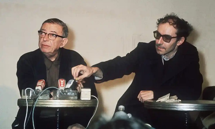 جان بول سارتر وغودار، في مؤتمر صحفي عام 1971 في باريس
