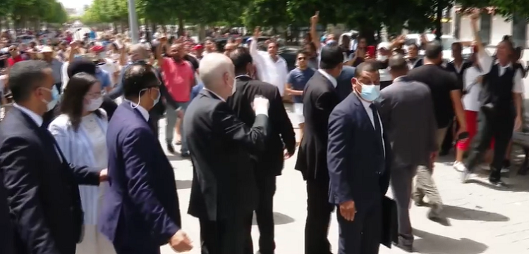  أجرى الرئيس التونسي قيس سعيّد، جولة في شارع الحبيب بورقيبة، بالعاصمة تونس، عشية استعداد المعارضة التونسية للاحتجاج عليه