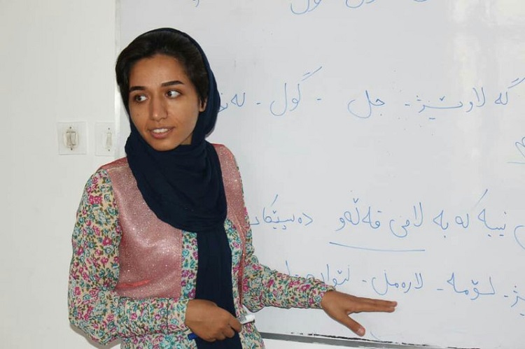 مدرسة اللغة الكردية وناشطة المجتمع المدني زهرة محمدي خلال إحدى محاضراتها