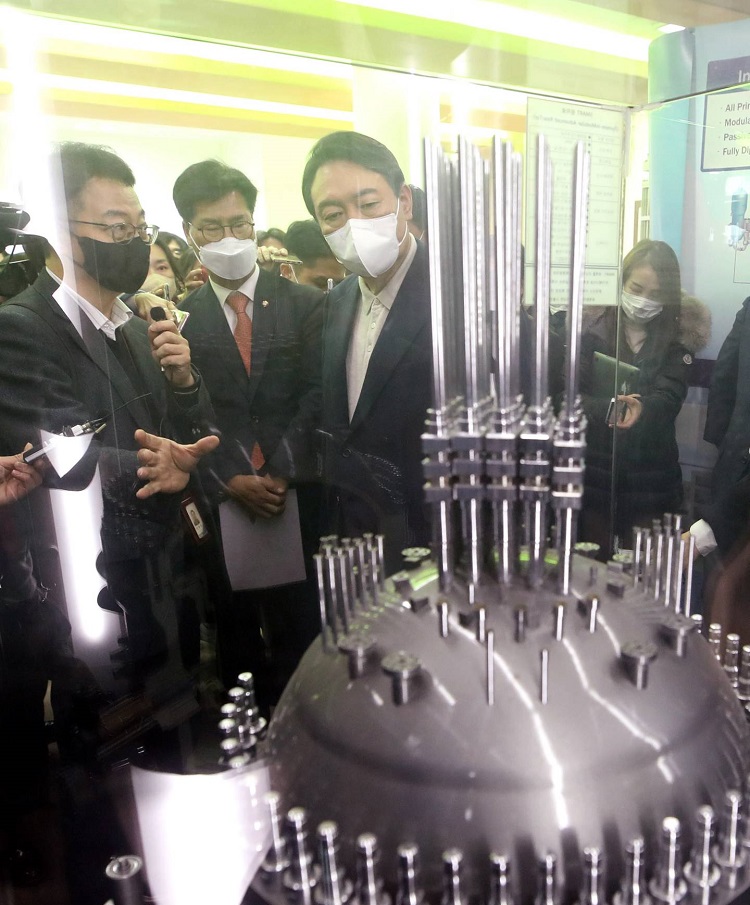 رئيس كوريا الجنوبية ينظر إلى مفاعل معياري صغير في المعهد الكوري لأبحاث الطاقة الذرية في دايجون، نوفمبر الماضي