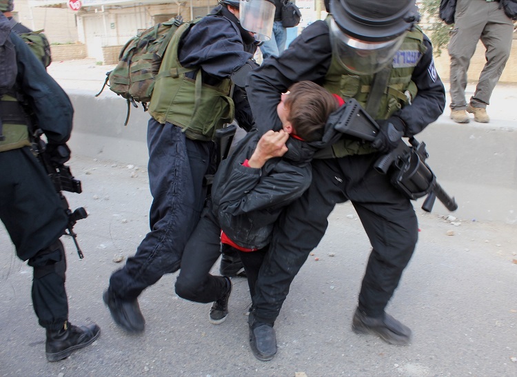 جنود إسرائيليون يعتقلون متظاهراً فلسطينياً خلال مظاهرة على حاجز قلنديا (الضفة الغربية) في مارس 2011