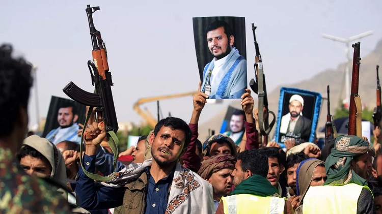 الحوثيون يرفعون صوراً لزعيمهم عبد المالك الحوثي خلال تجمع في صنعاء في 3 يونيو 2022