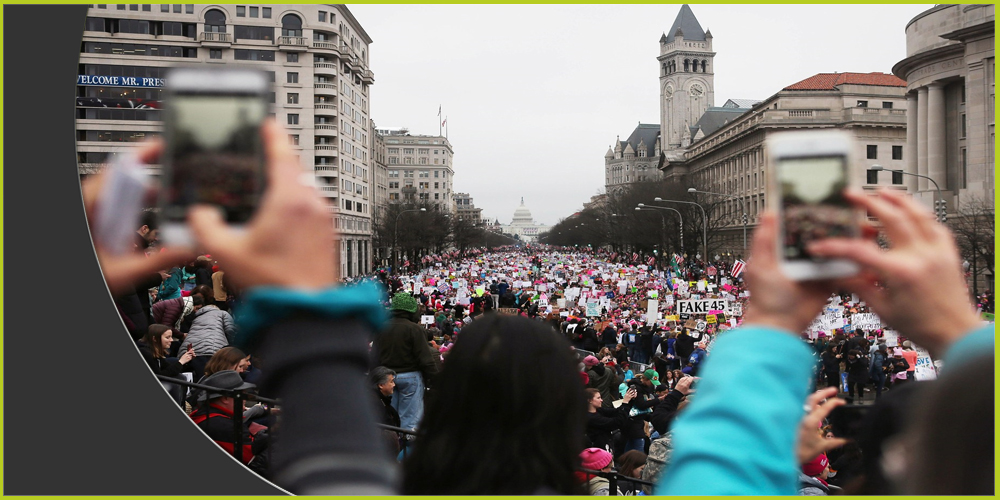 نساء يصورن مسيرة المرأة في واشنطن بتاريخ 21 يناير 2017
