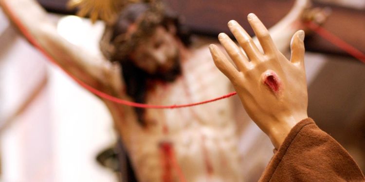 تم تفسير الجراح في أجساد القديسين باعتبارها مشاركة للمسيح في آلامه 