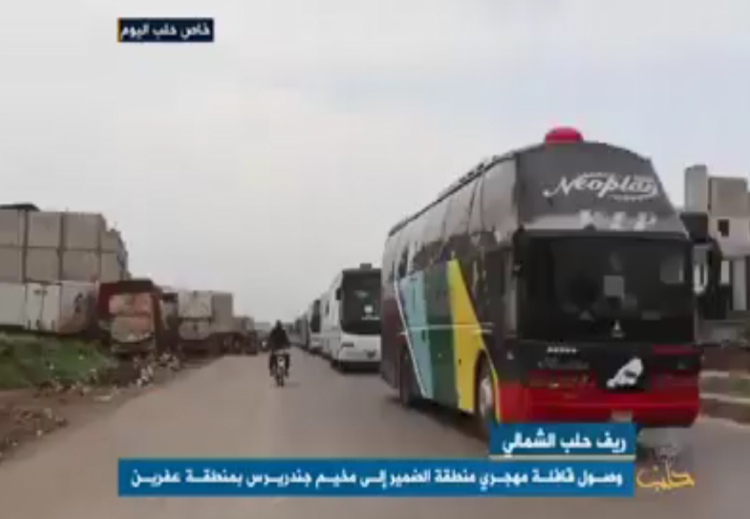 لقطة من قناة معارضة تظهر استقدام أهال من ريف دمشق إلى عفرين