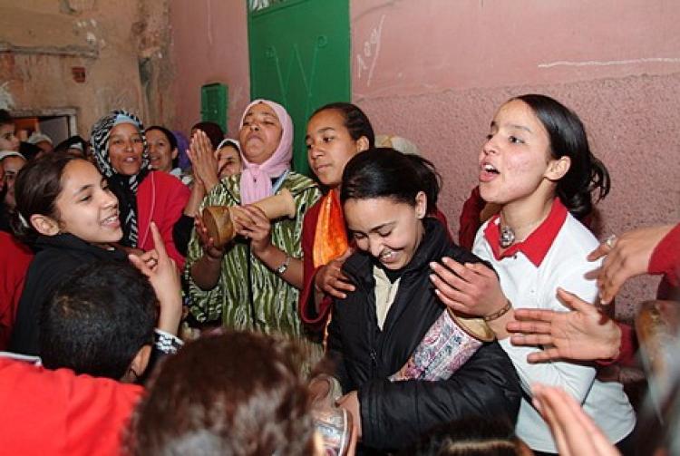 في عاشوراء تخرج النساء المغربيات للشارع للاحتفال والرقص 