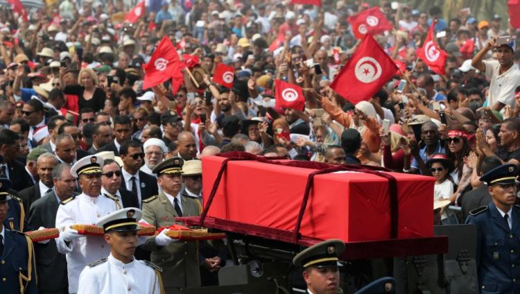 احتشد الآلاف في الشوارع التي مرّ منها موكب الجنازة بعد ساعات من الانتظار تحت أشعّة الشمس