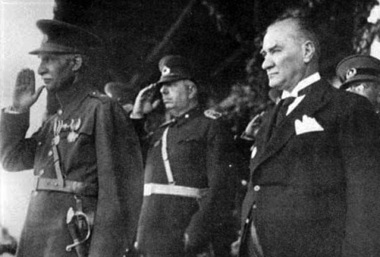 أتاتورك مستقبلاً رضا شاه أثناء زيارته تركيا عام 1934