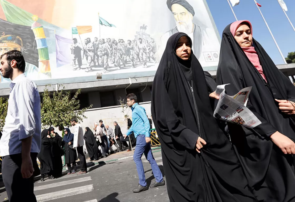 قوانين الحجاب في إيران.. سلطة صارمة تجرم النساء وعقوبات تبث الرعب
