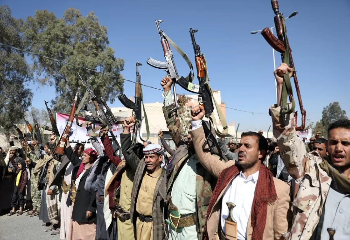 الحوثيون يعتقلون شباب تعز خشية التحاقهم بالقوات الحكومية