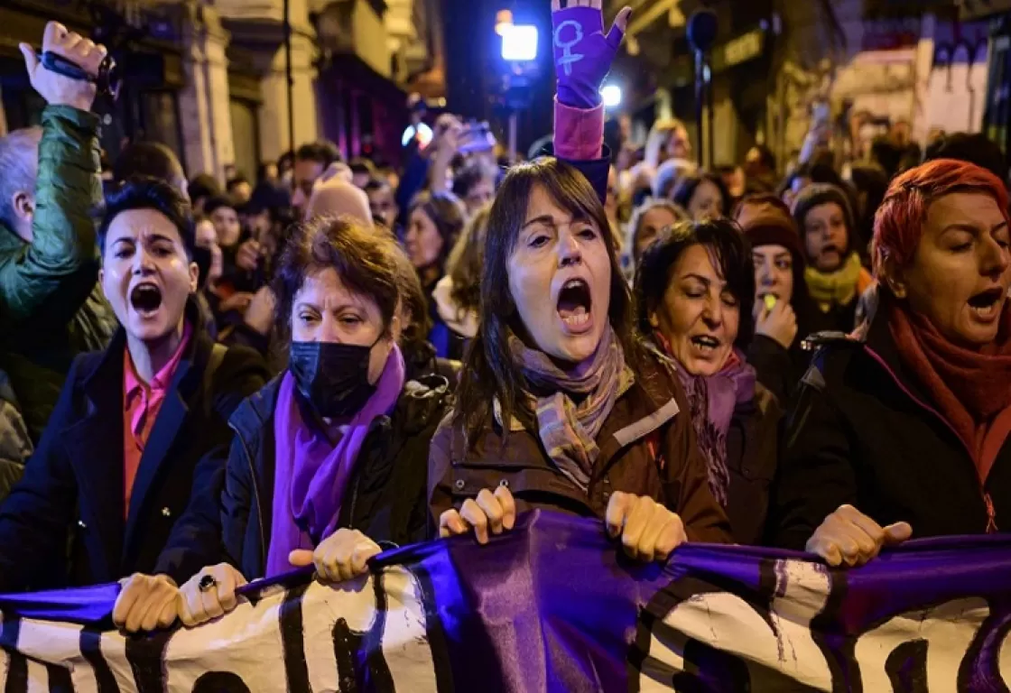 خلال تجمع مناهض للعنف ضد المرأة... الشرطة التركية تعتقل عشرات المتظاهرات