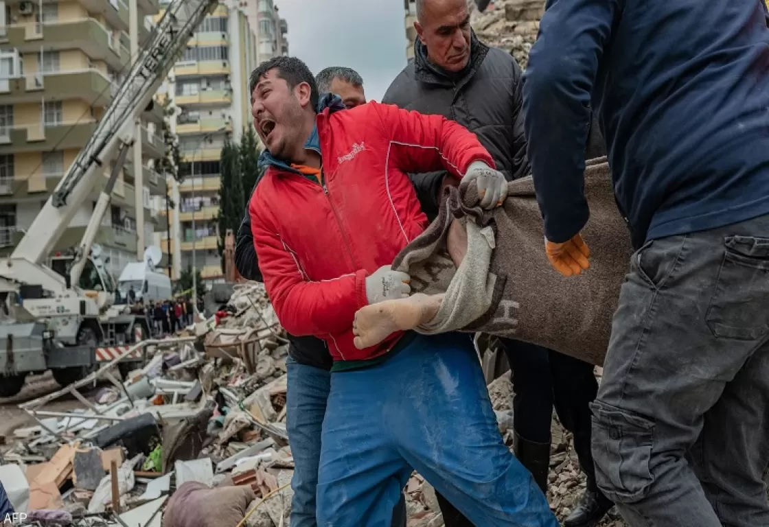 دموع ودماء ودمار.. صور لا تنسى لمآسي زلزال تركيا وسوريا