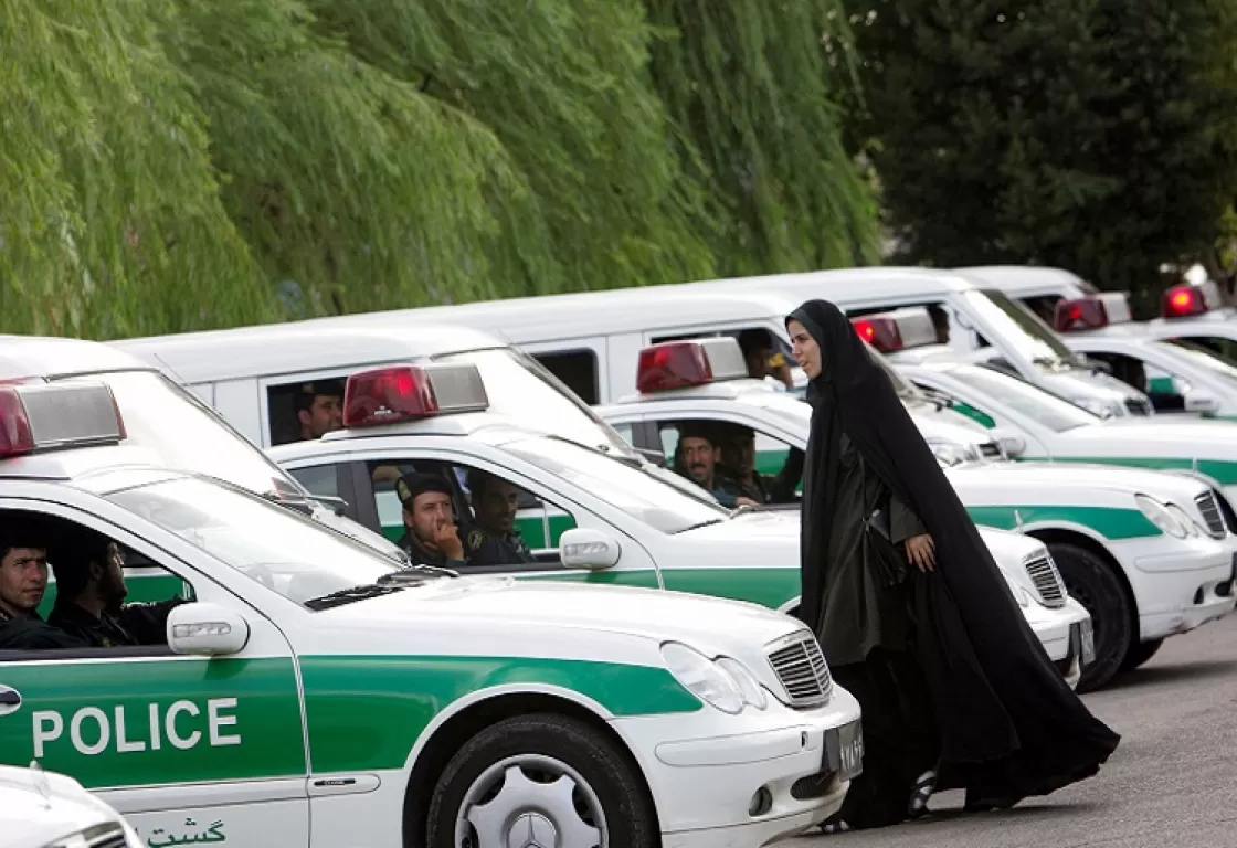 إيران تفرض غرامات على السيارات التي تقل نساء غير محجبات... هل عادت شرطة الأخلاق؟