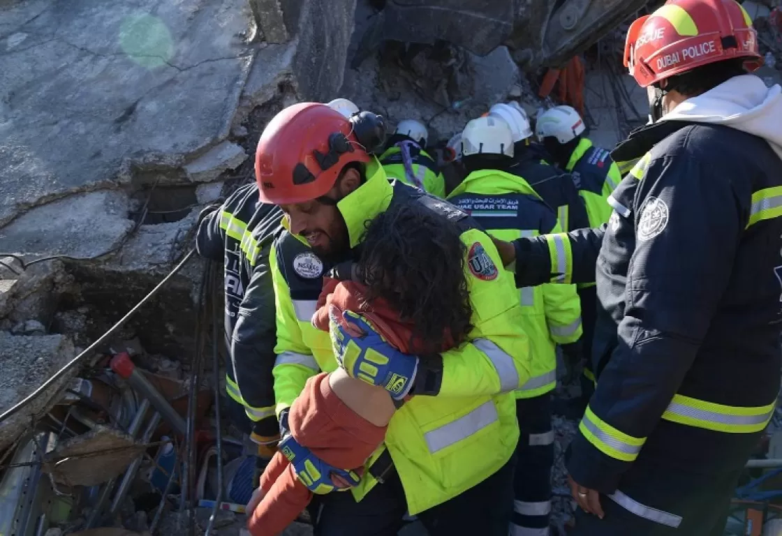 فريق الإنقاذ الإماراتي ينتشل عائلة سورية من تحت الأنقاض في تركيا.. تفاصيل عمله