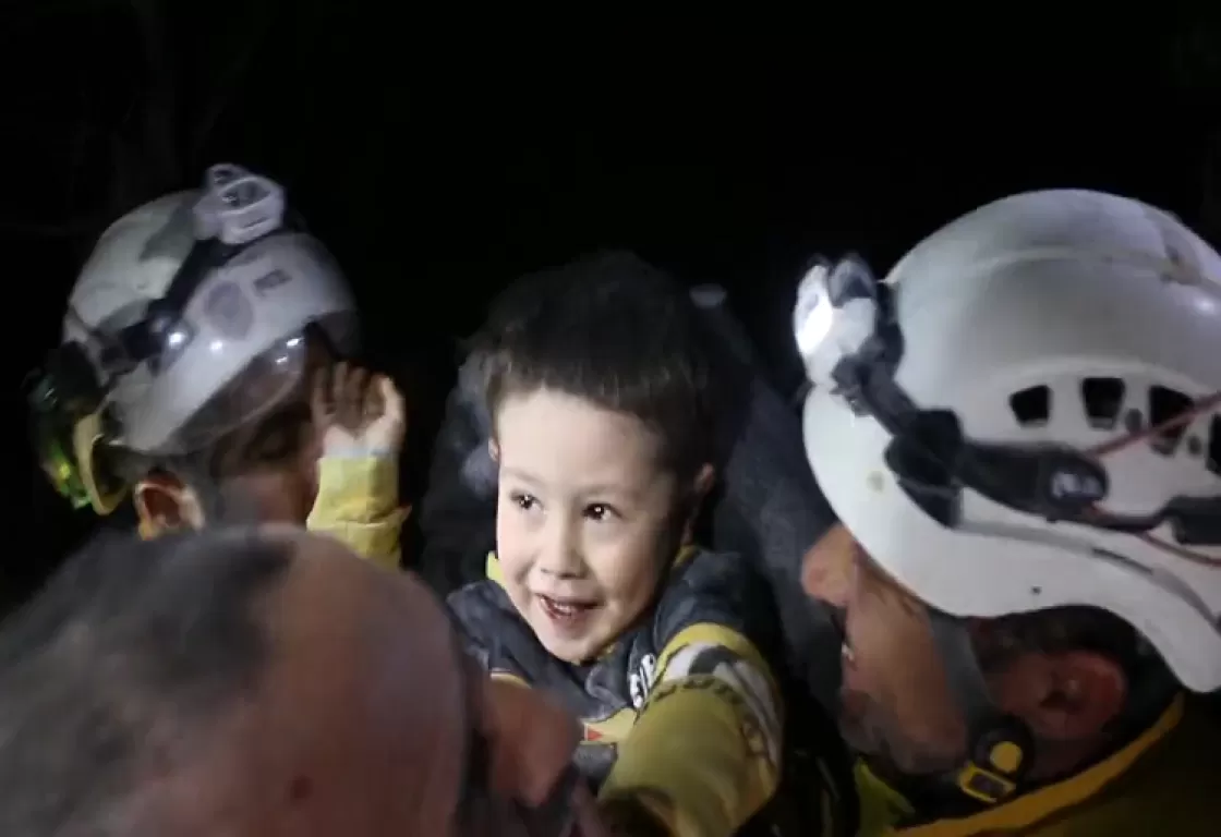 قصص من تحت أنقاض سوريا وتركيا.. رضيع يخرج ضاحكاً وطفل يداعب رجال الإنقاذ