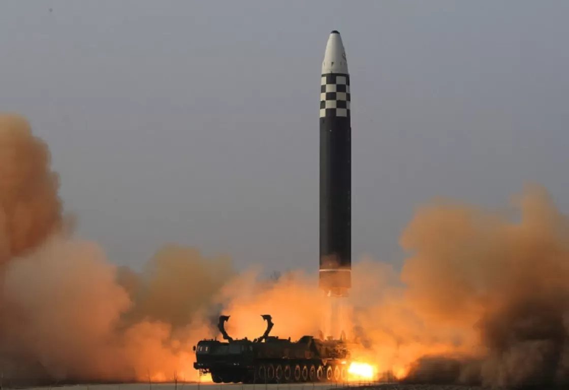 كوريا الشمالية تُصعد... تفاصيل إطلاق صاروخ فوق اليابان