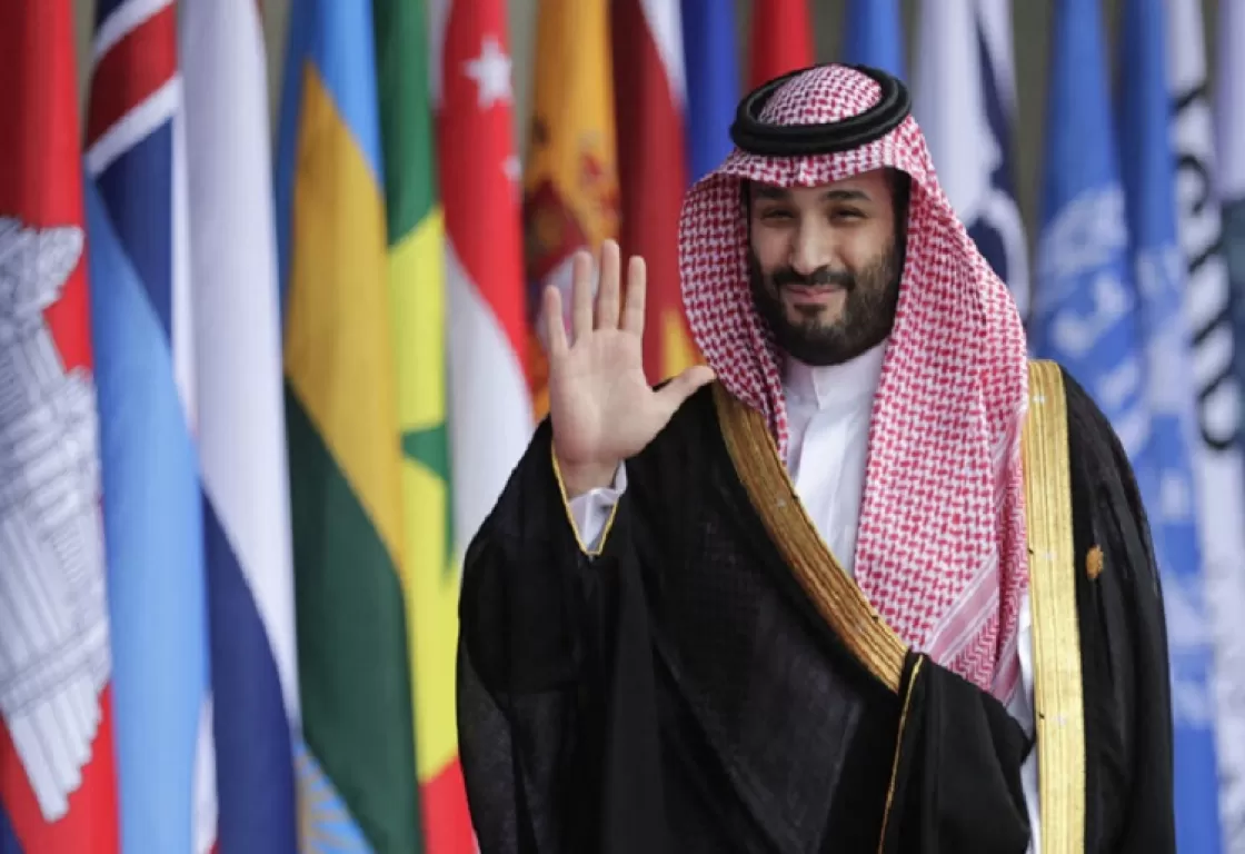 أحاديث جانبية وابتسامات ودية بين الأمير محمد بن سلمان وقادة دول تثير تفاعل المغردين