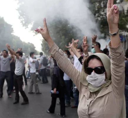 «حِجابٌ سيء» أم سياساتٌ سيئة؟: إلزاميّة الحجاب في إيران بوصفها تحدِّياً سياسياً وأمنيّاً