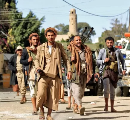 الحوثيون يؤجرون المدارس الحكومية... ما القصة؟