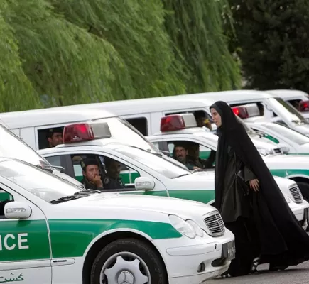 إيران تفرض غرامات على السيارات التي تقل نساء غير محجبات... هل عادت شرطة الأخلاق؟