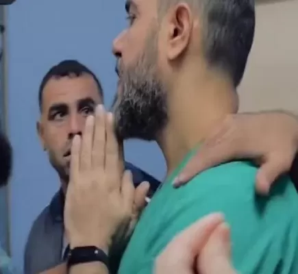 غزة... طبيب يتفاجأ بجثة ابنه شهيداً بينما كان يحاول إنقاذ الجرحى
