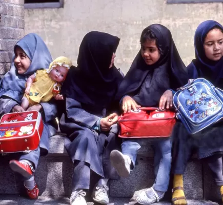 كشف نوع ومصدر السم الذي تُستهدف به مدارس الطالبات بإيران... والأهالي يخرجون عن صمتهم