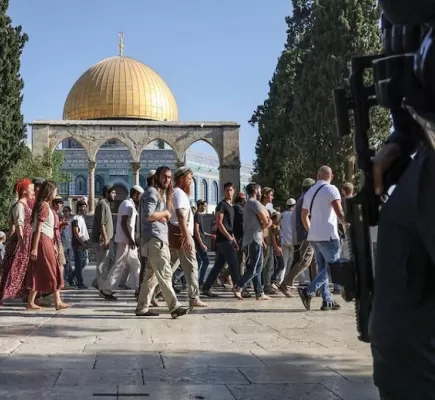 مستوطنون إسرائيليون يستبيحون المسجد الأقصى ويقيمون صلواتهم