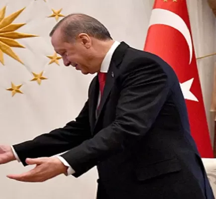 لماذا يفتح أردوغان ذراعيه لخصوم الماضي؟
