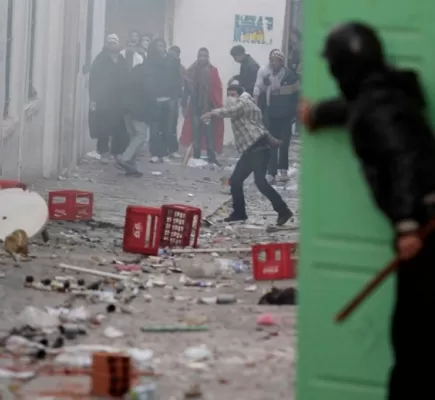 تونس: المال السياسي حاضر بقوة في احتجاجات محدودة.. من يقف وراءها؟