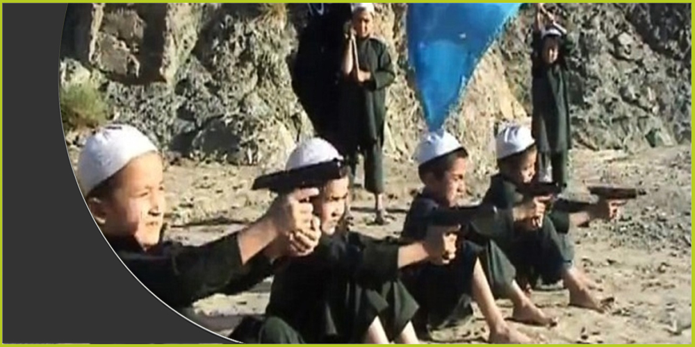 عدد من أطفال الإيغور أثناء تدريبهم داخل &quot;داعش&quot;